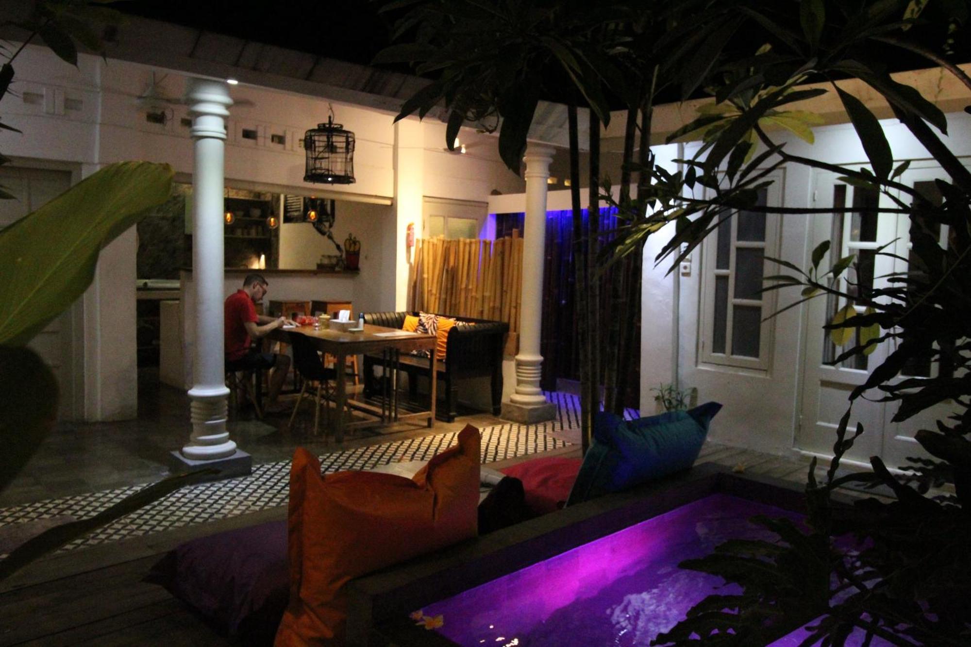 Апартаменты The Patio Yogya Джокьякарта Экстерьер фото