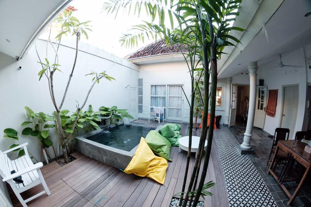 Апартаменты The Patio Yogya Джокьякарта Экстерьер фото